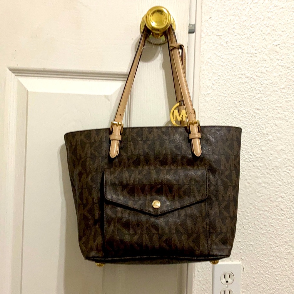 This is a Michael Kors it is it good condition you should buy it